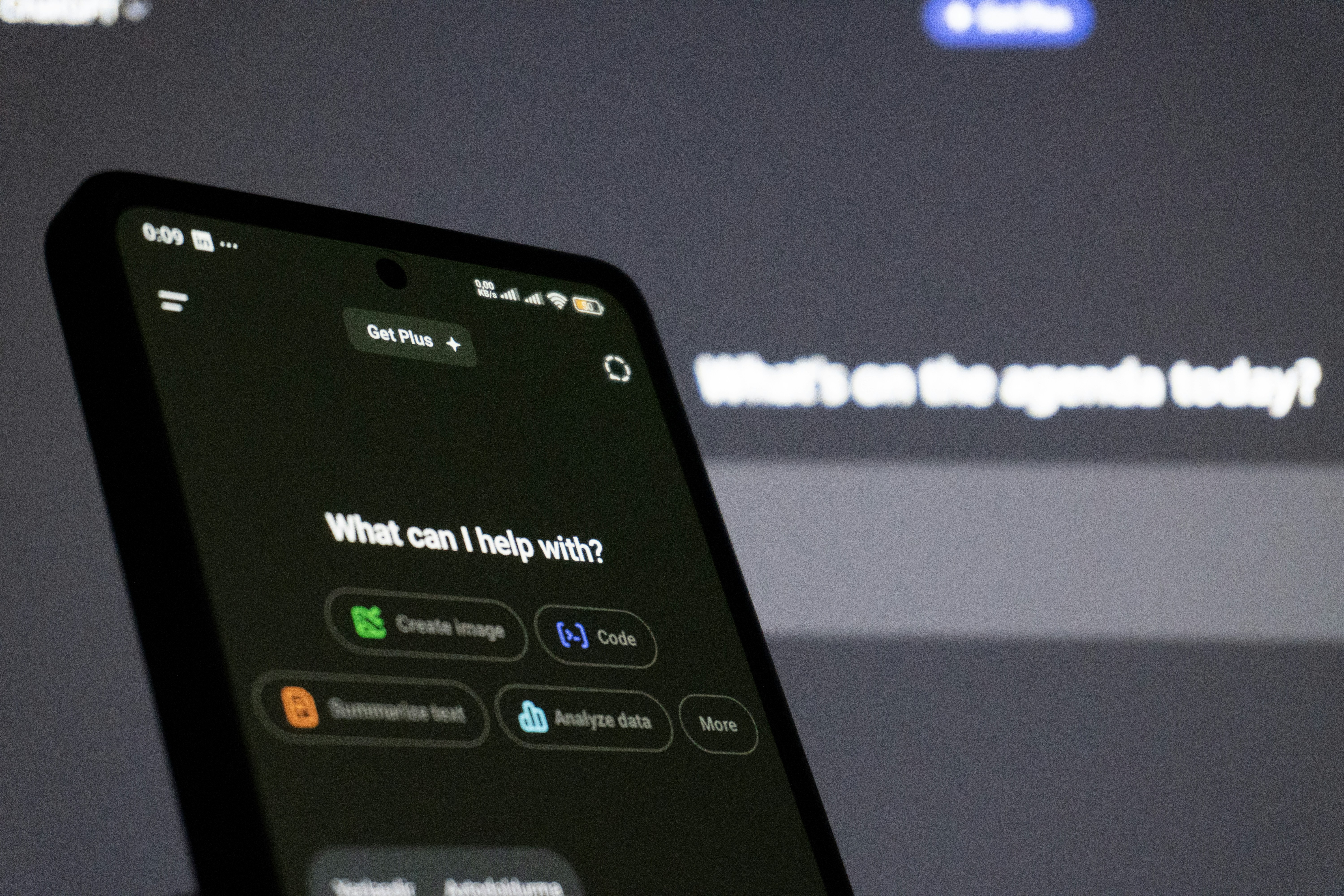 Profissional usando painel com assistente de IA